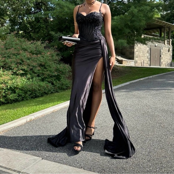 Dresses & Skirts - Elegant Black Evening Gown